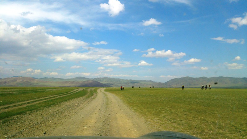 Монголы в степи на лошадях